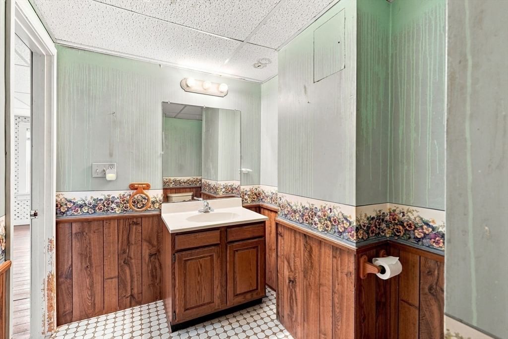 255 Center St Ludlow — Photo 14 of 40