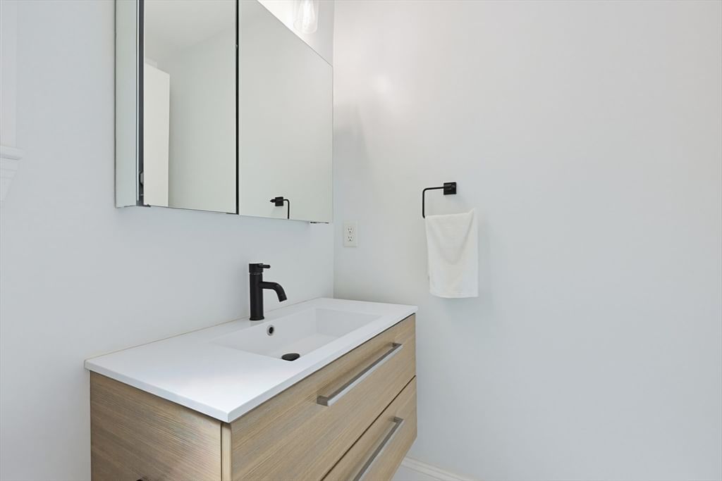 54 Bloomfield St #1 Boston — Photo 22 of 28