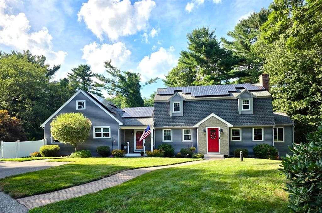 61 Lisa Ave Plymouth — Photo 1 of 13