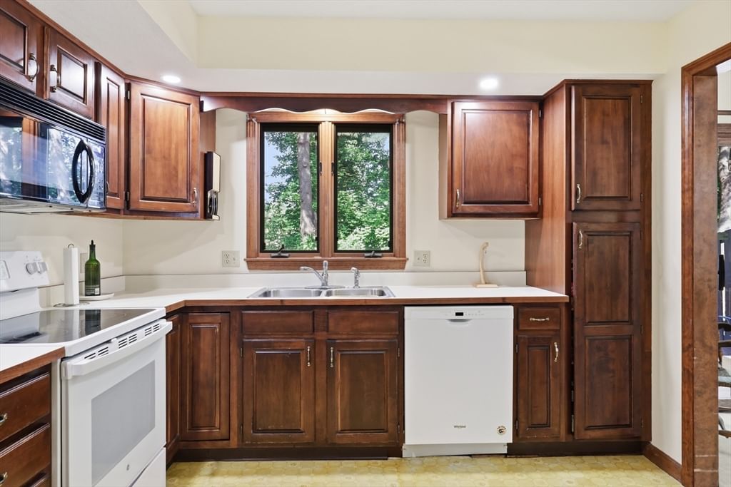 3 Castle Hill Rd #E Agawam — Photo 9 of 41