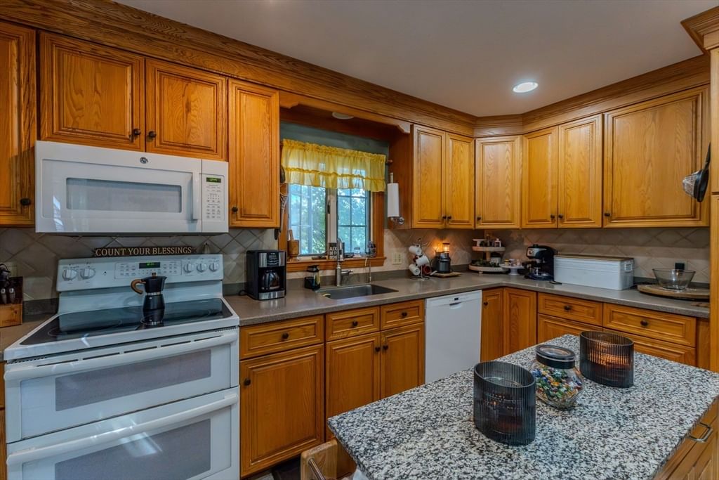 135 Thurber Ave Somerset — Photo 18 of 37