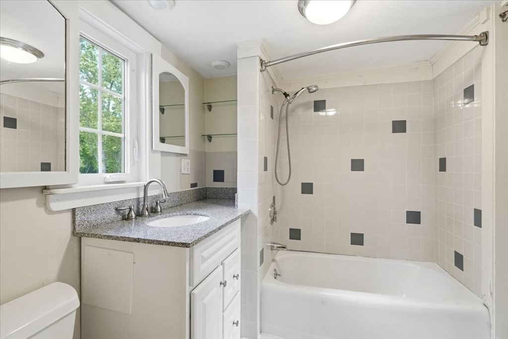 194-196 Hersey St Hingham — Photo 14 of 37