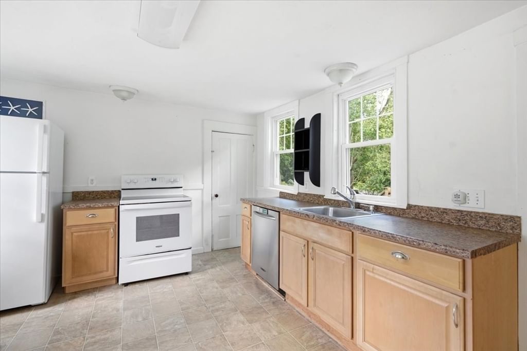 194-196 Hersey St Hingham — Photo 9 of 37