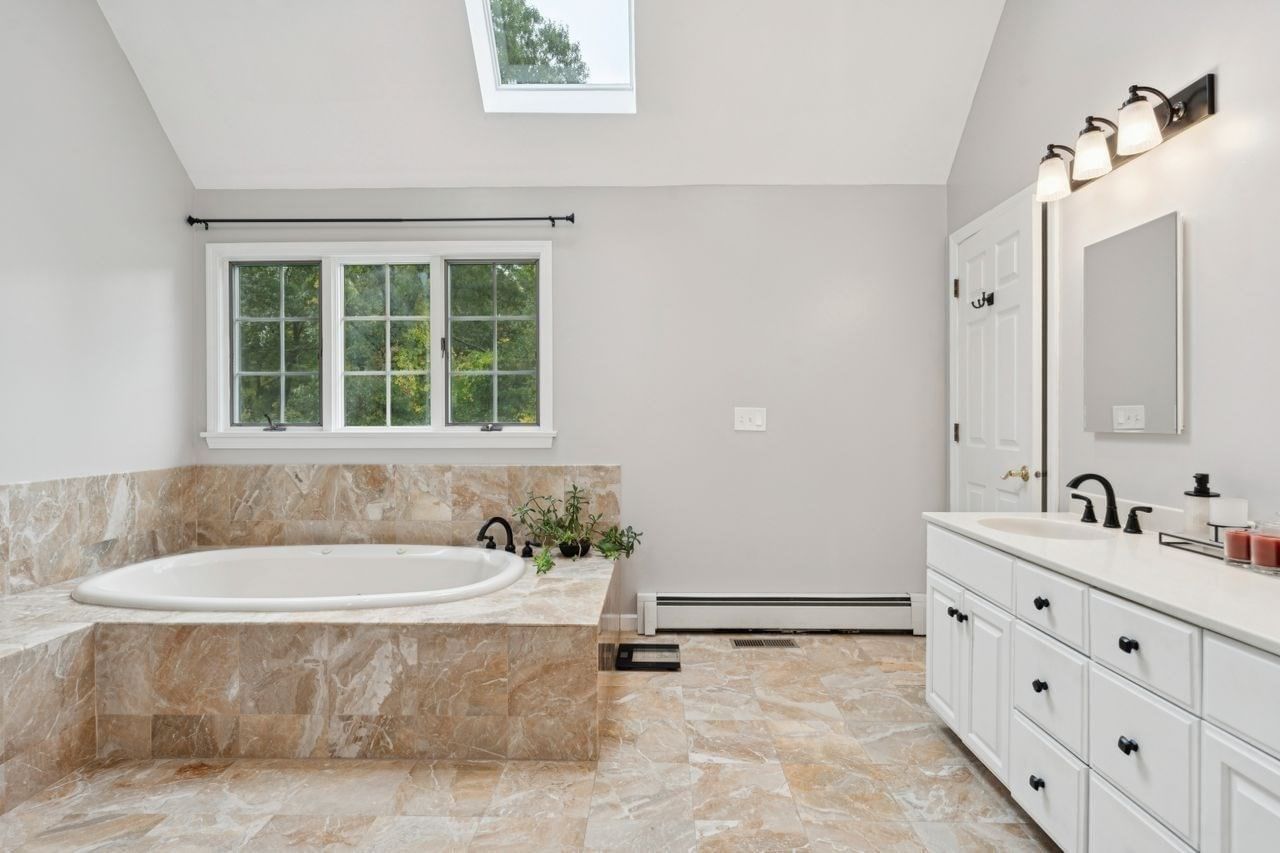 52 Moore Ln Northborough — Photo 18 of 41