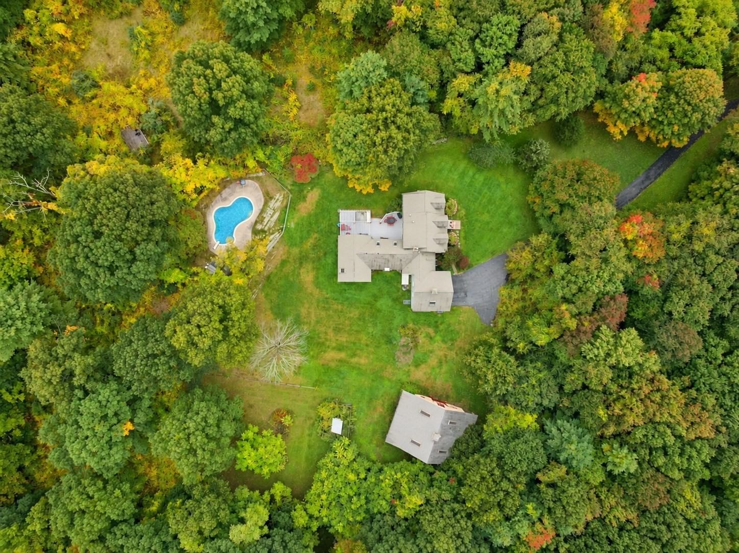 52 Moore Ln Northborough — Photo 2 of 41