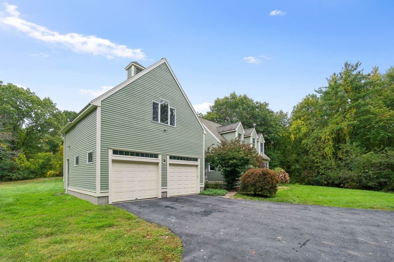 52 Moore Ln Northborough — Photo 3 of 41