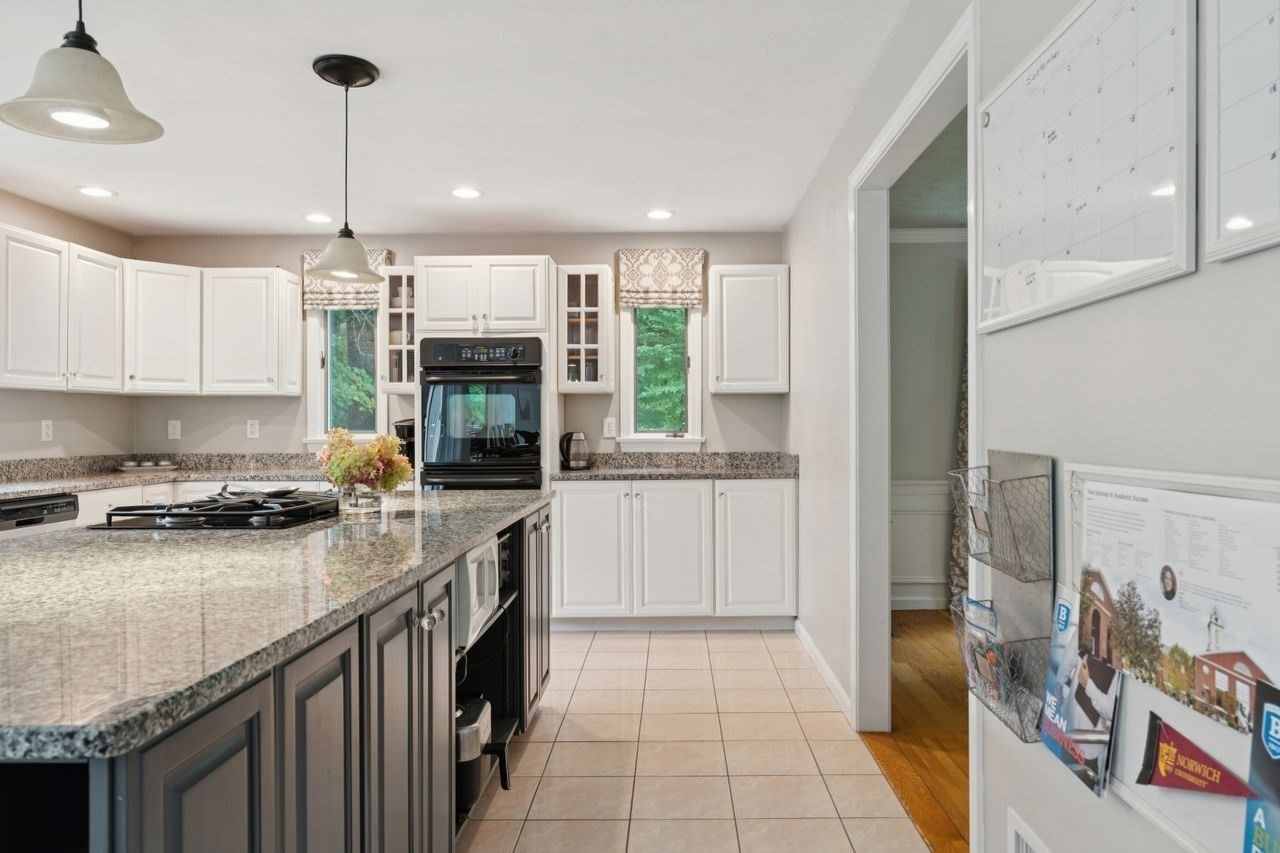 52 Moore Ln Northborough — Photo 4 of 41