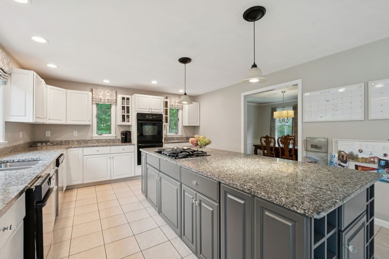 52 Moore Ln Northborough — Photo 5 of 41