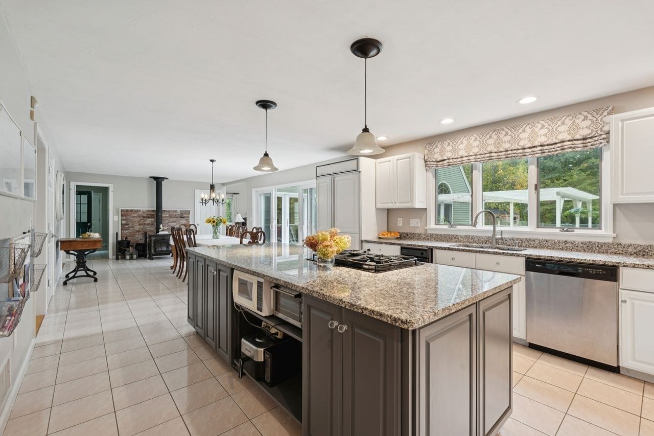 52 Moore Ln Northborough — Photo 6 of 41