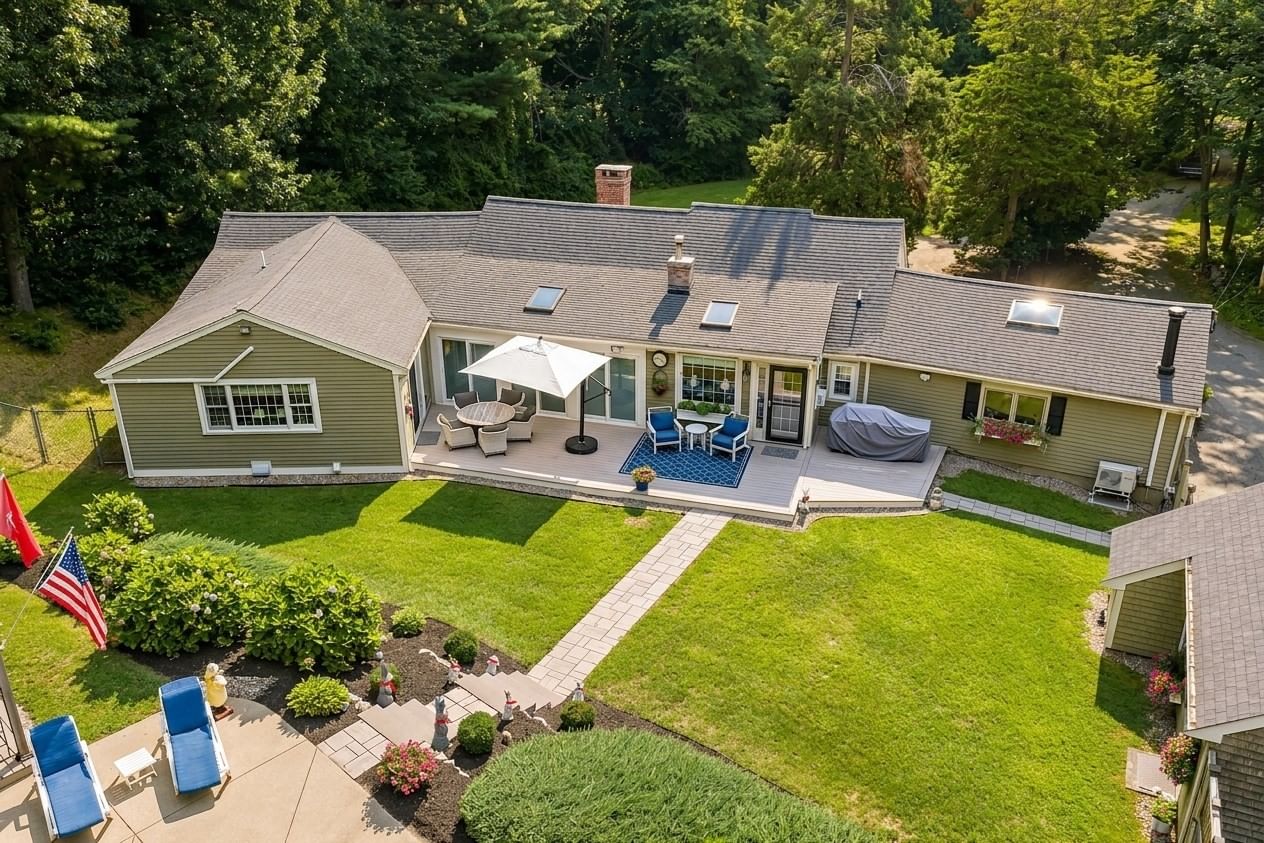 781 Ferry St Marshfield — Photo 4 of 41