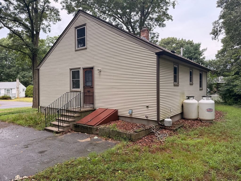 16 Assonet Blvd Freetown — Photo 5 of 23