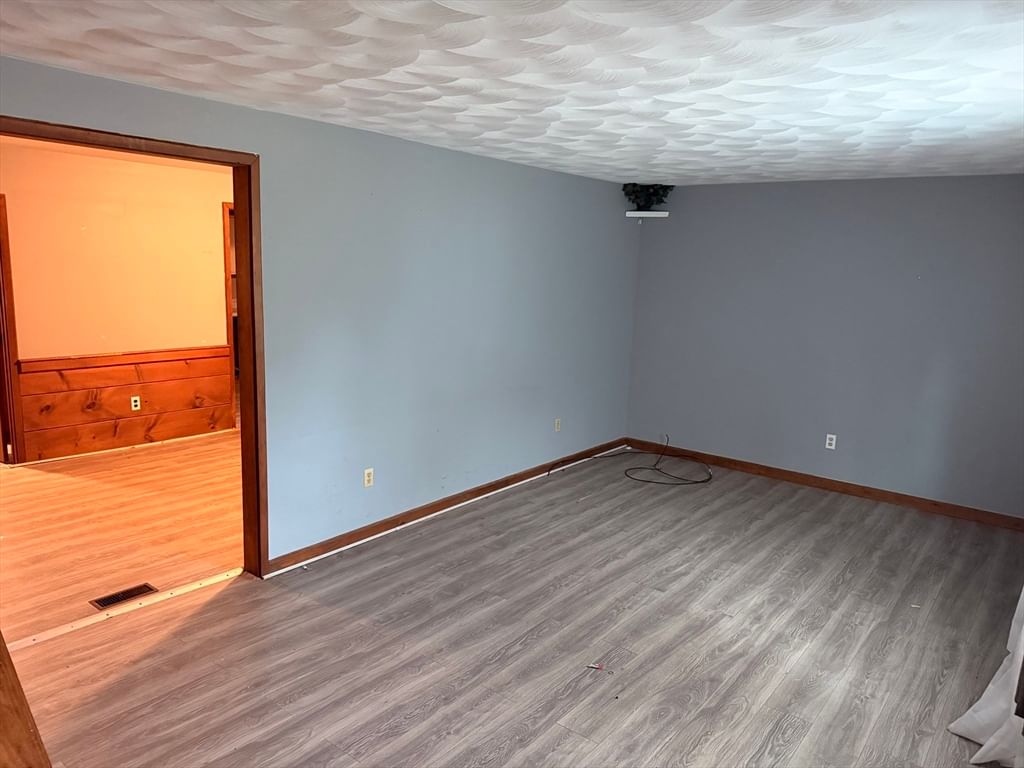 16 Assonet Blvd Freetown — Photo 6 of 23