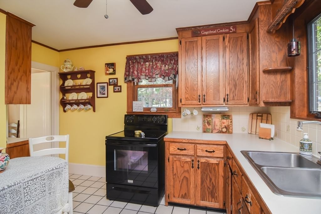 12 Houston Ave Methuen — Photo 6 of 42