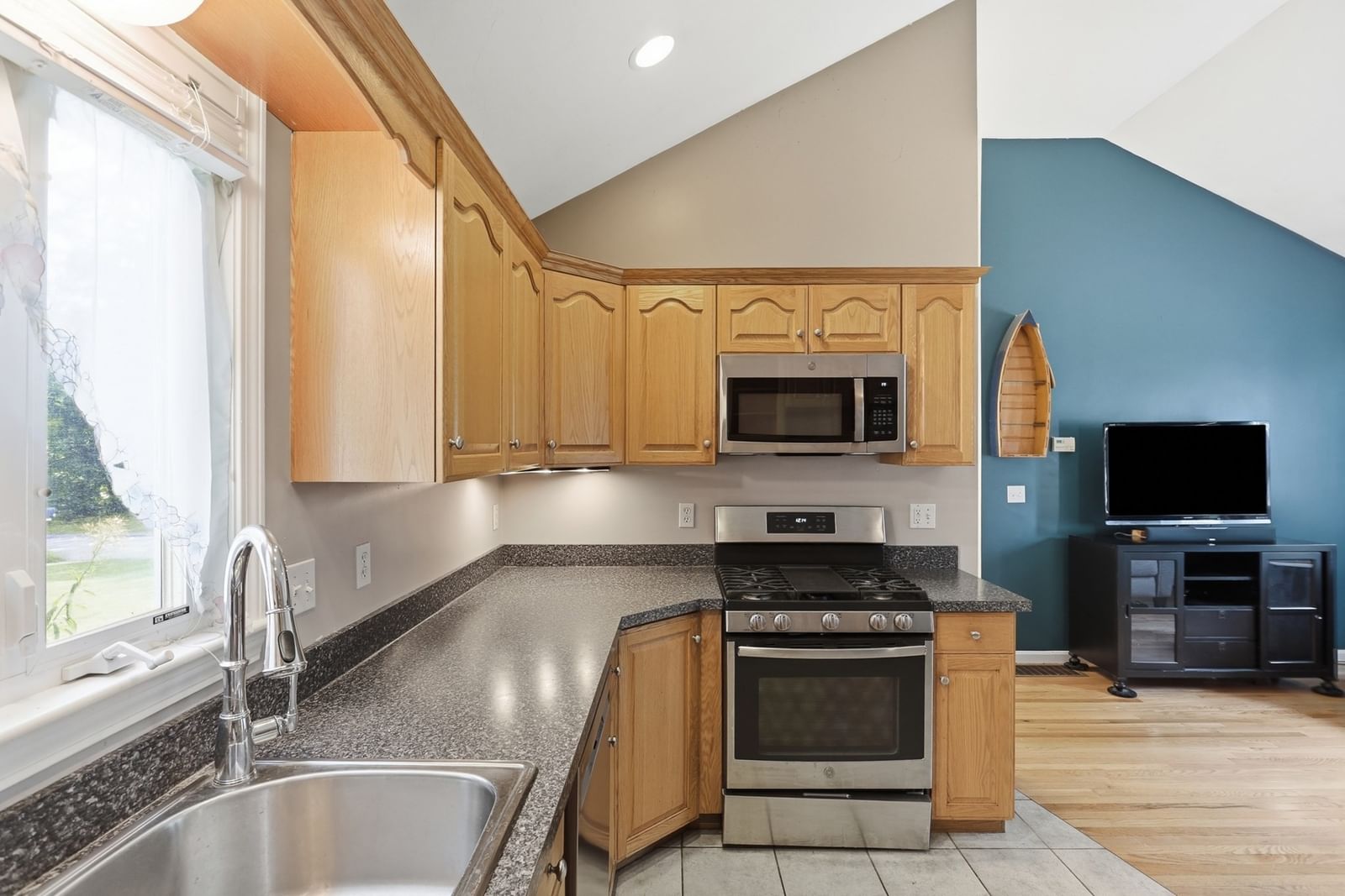 6 Oak Road Littleton — Photo 7 of 29