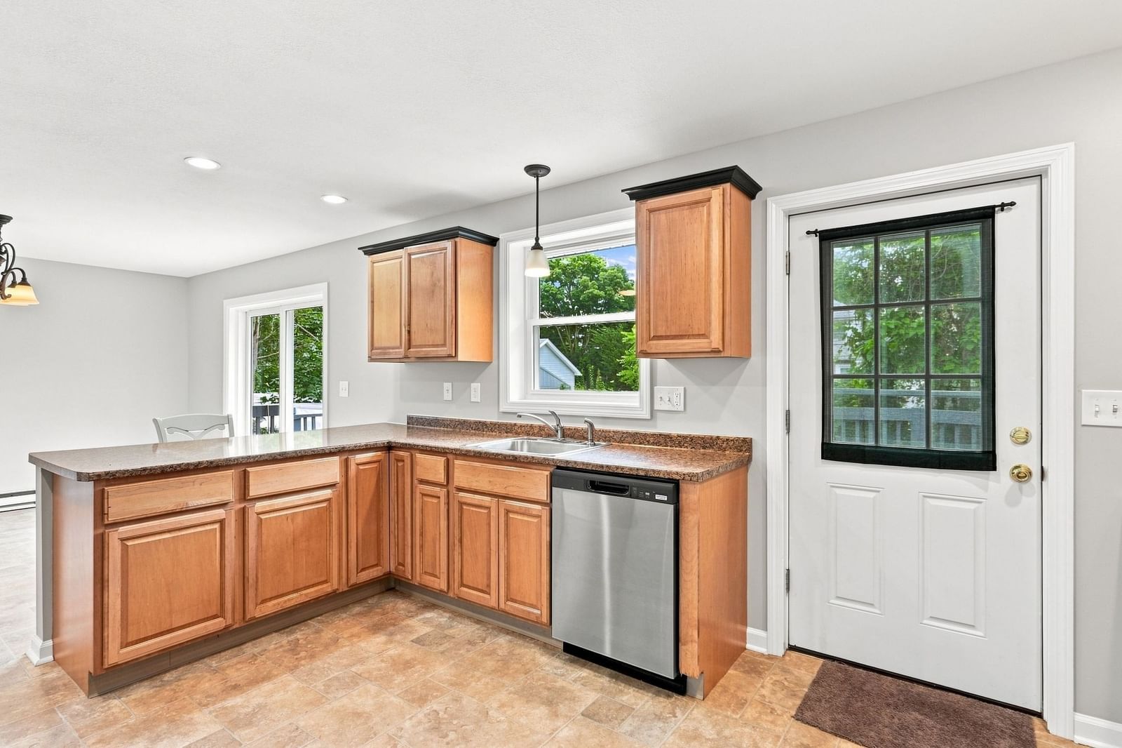 192 Empire St Chicopee — Photo 18 of 42