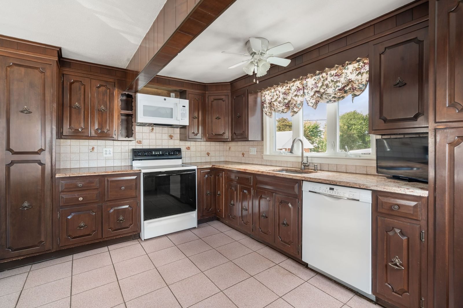 175 Rumney Rd Revere — Photo 23 of 35