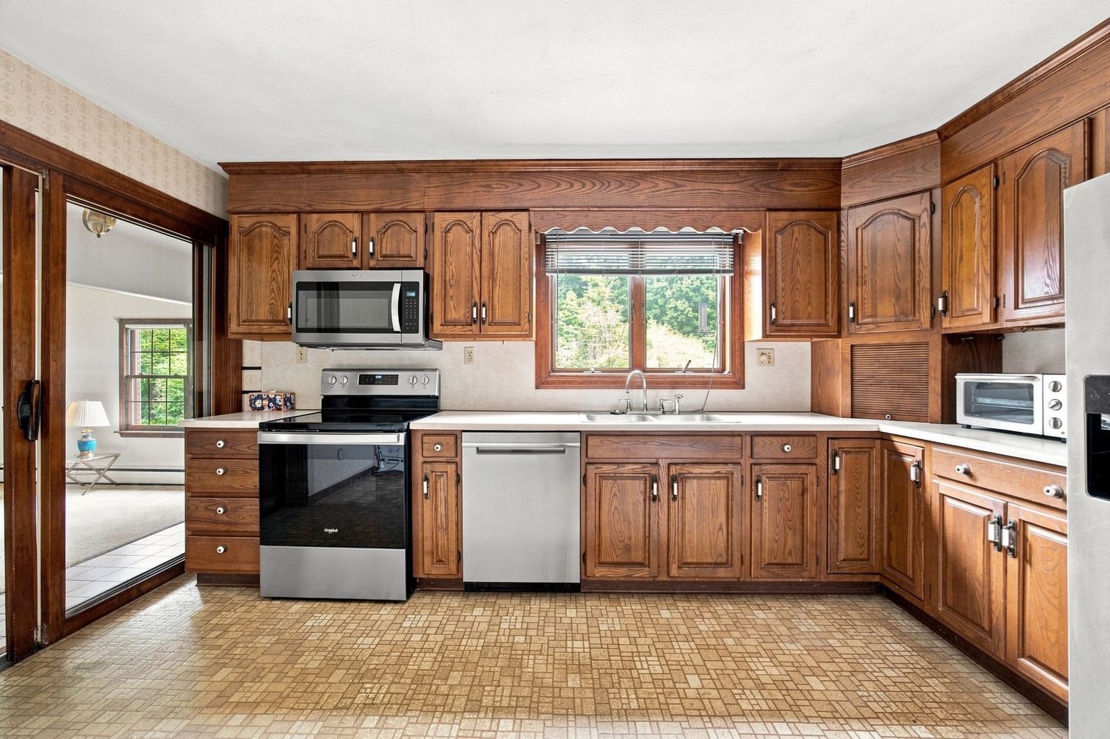 37 Charles Hill Rd Holyoke — Photo 8 of 32