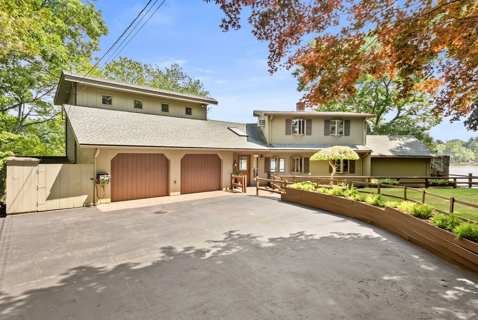 290 Oakridge Ave North Attleboro — Photo 2 of 42
