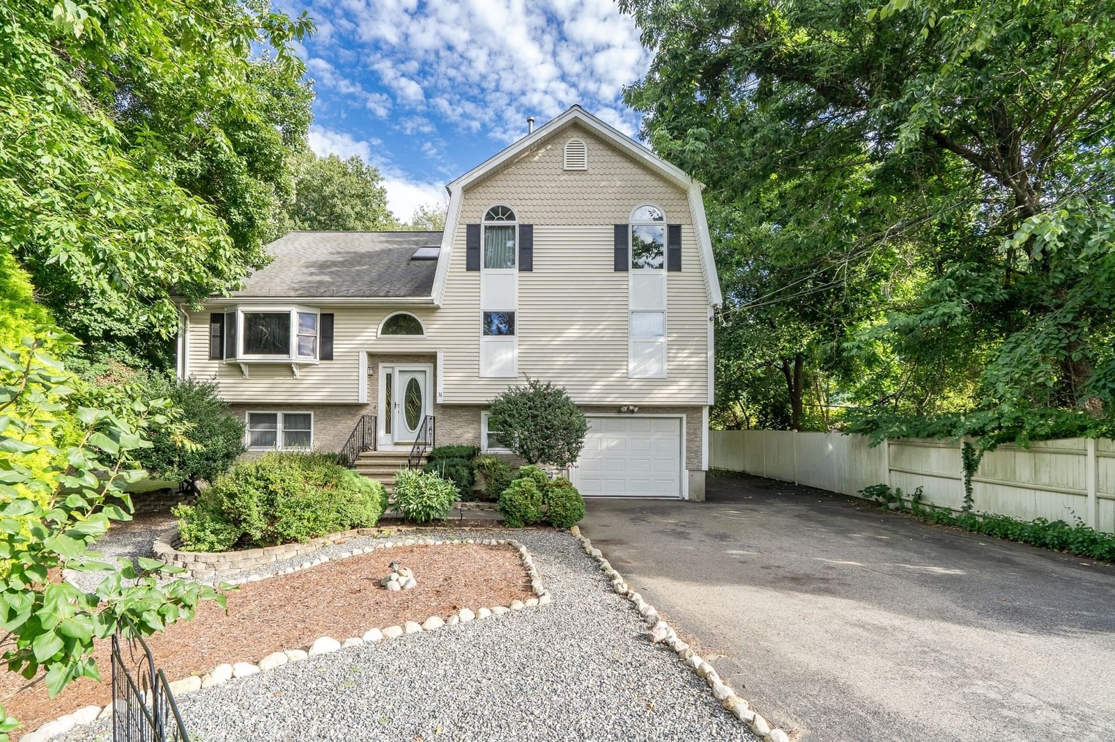 Property at 31 Wildmere Ave, Burlington, MA 01803