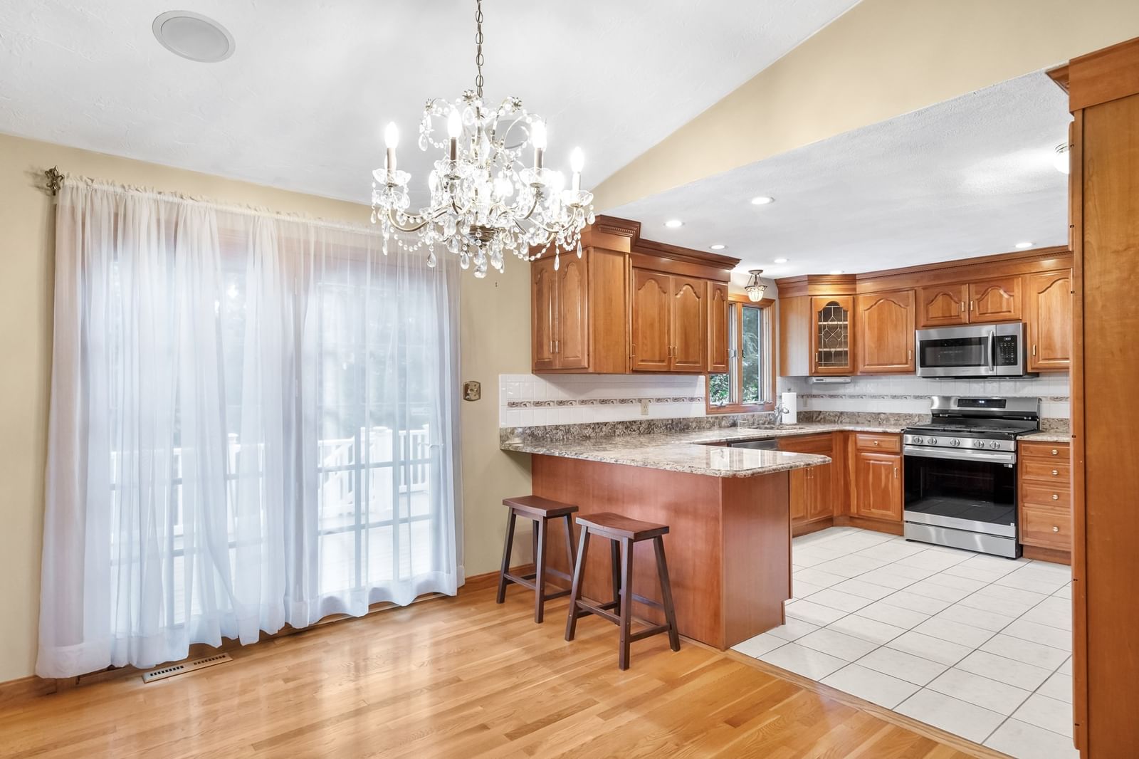 31 Wildmere Ave Burlington — Photo 10 of 42