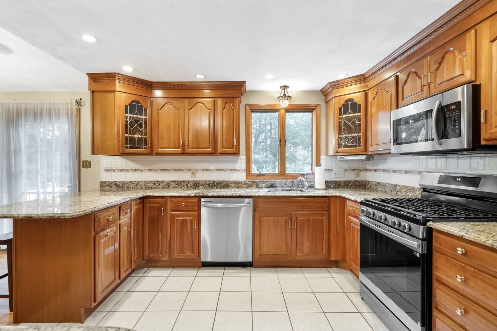 31 Wildmere Ave Burlington — Photo 15 of 42