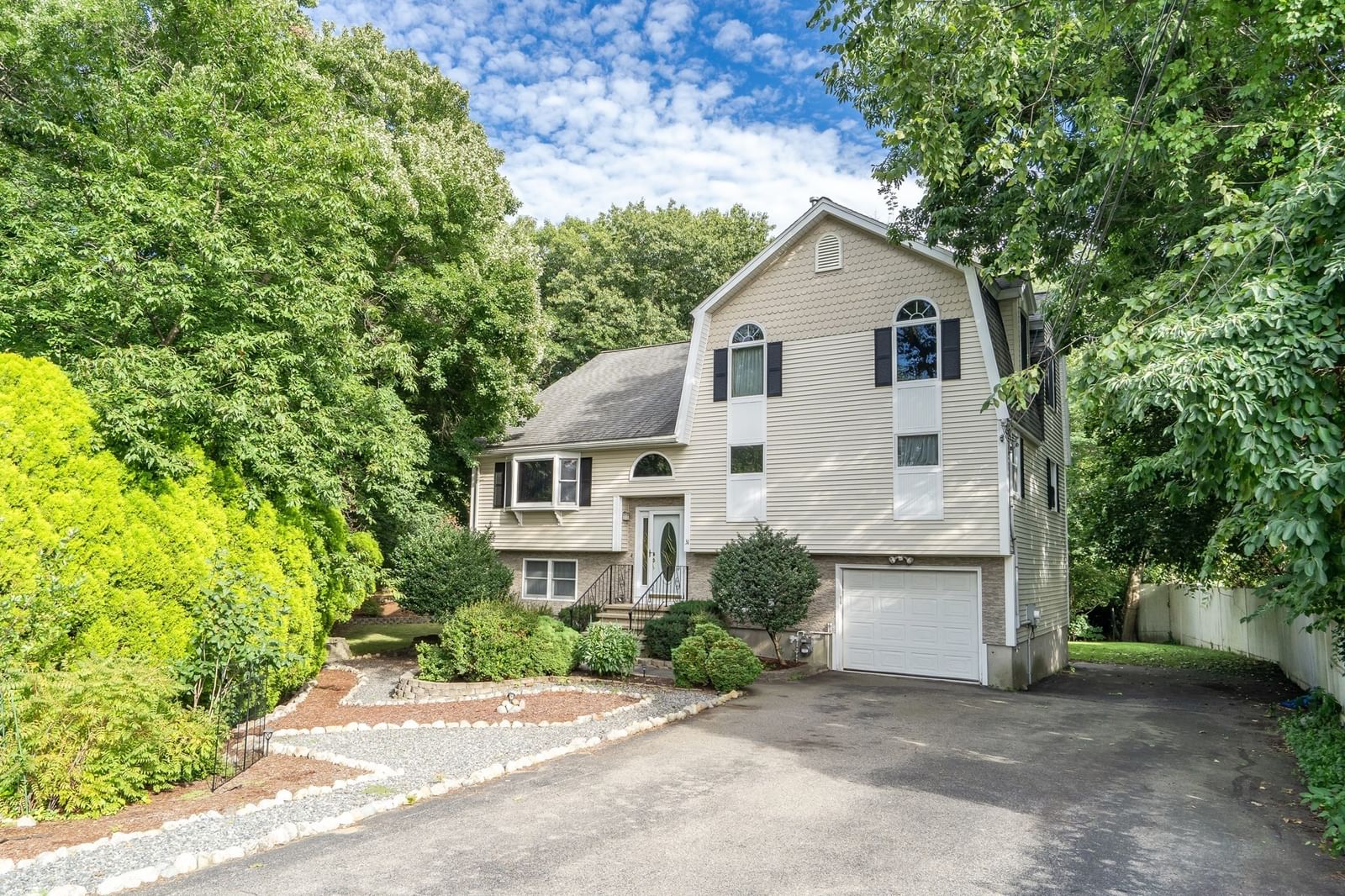 31 Wildmere Ave Burlington — Photo 2 of 42