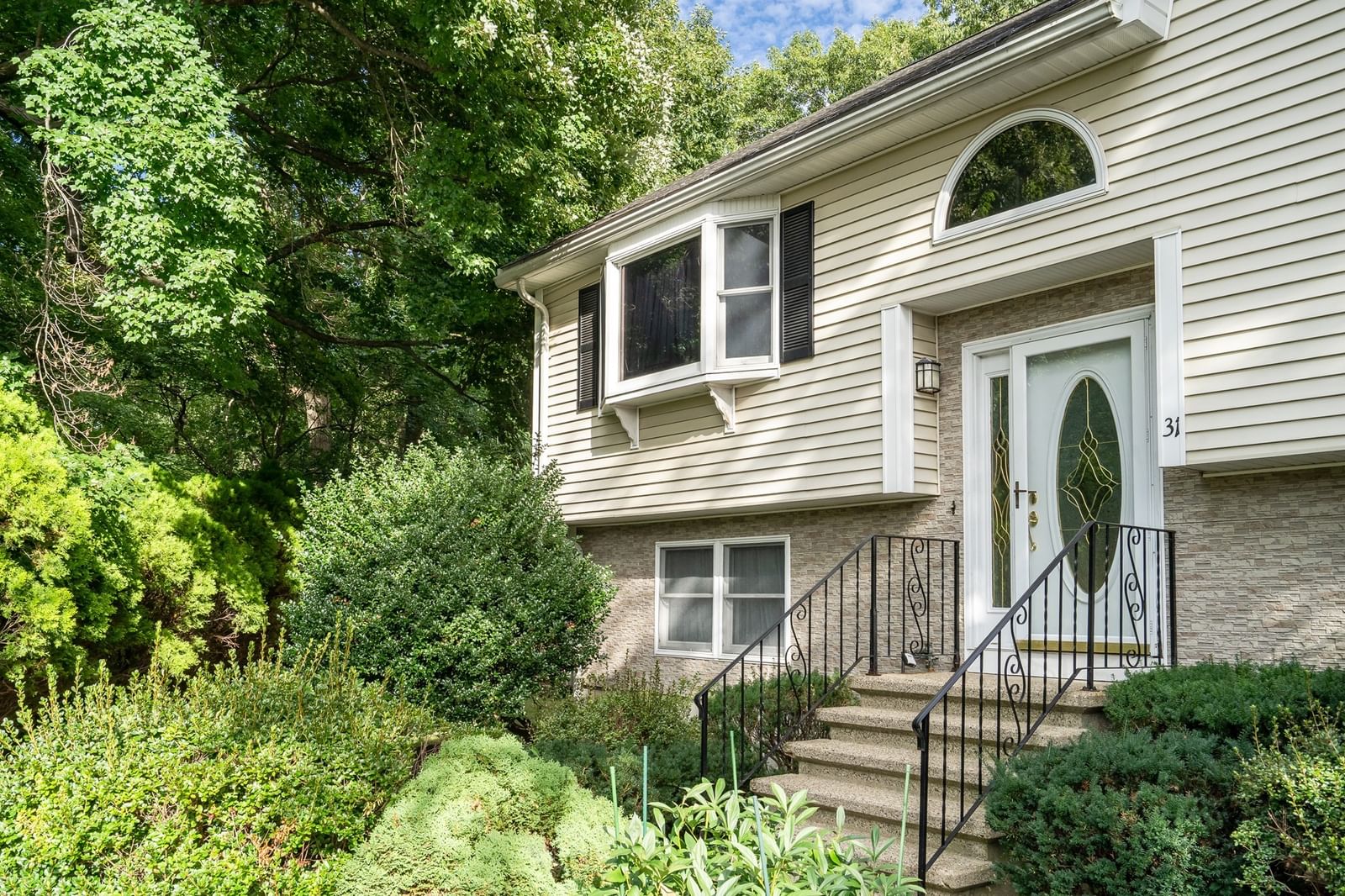 31 Wildmere Ave Burlington — Photo 3 of 42