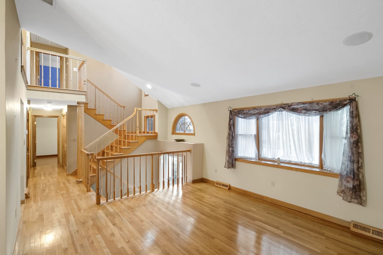 31 Wildmere Ave Burlington — Photo 5 of 42