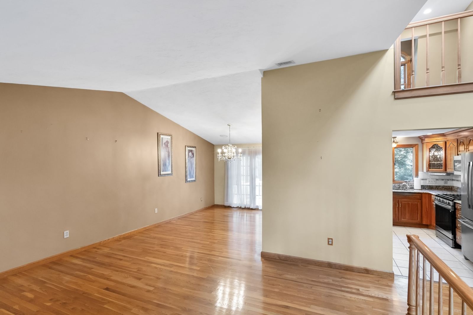 31 Wildmere Ave Burlington — Photo 7 of 42