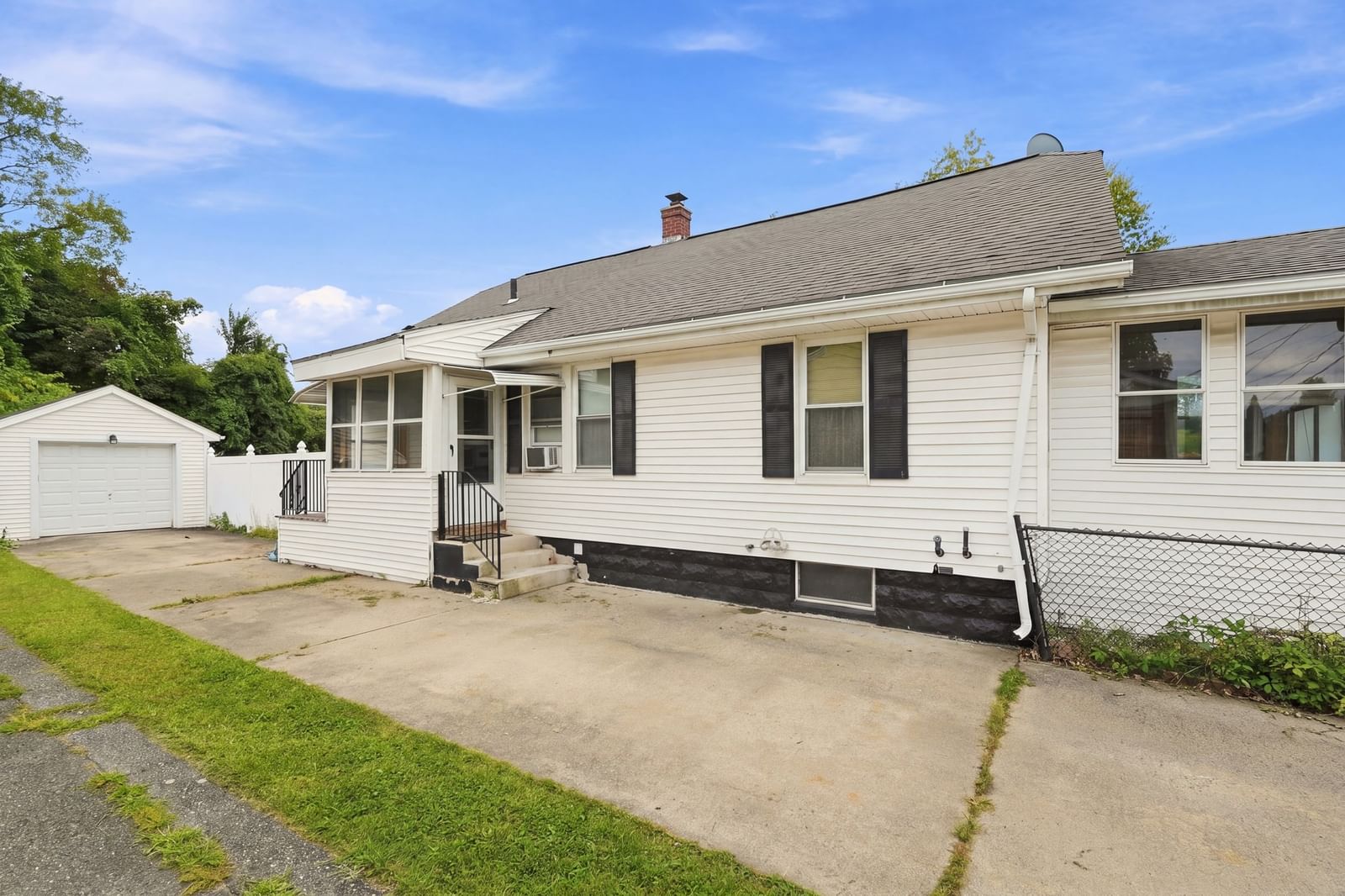 41 Ludger Ave Chicopee — Photo 2 of 26