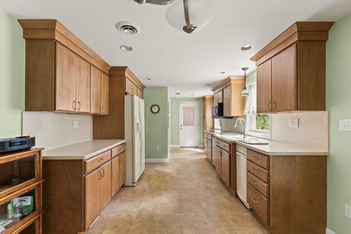 58 Harlan Cir Brockton — Photo 13 of 36
