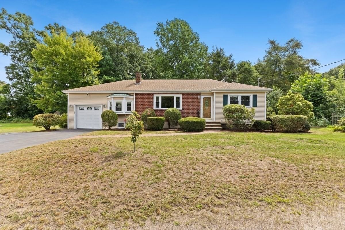 58 Harlan Cir Brockton — Photo 3 of 36