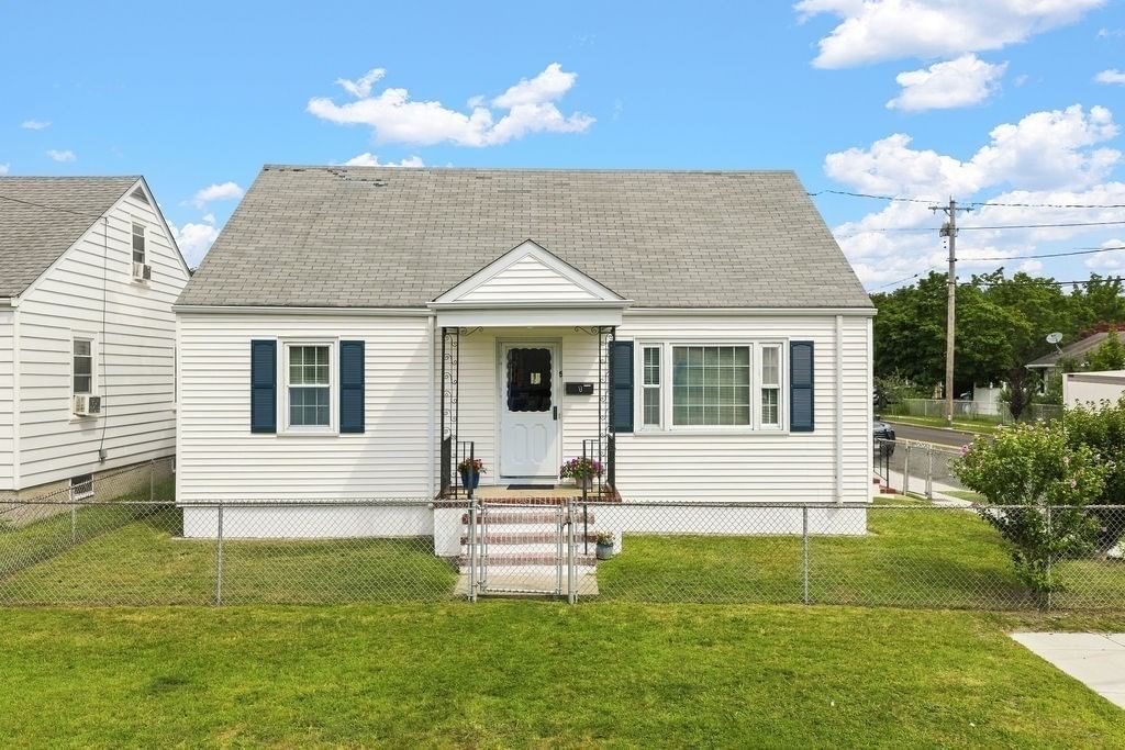 5 Brewster St New Bedford — Photo 2 of 32