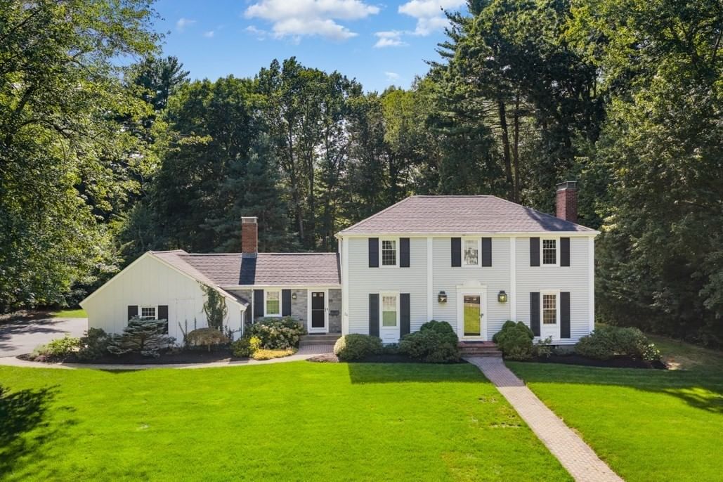 Property at 24 Edgemere Rd, Lynnfield, MA 01940