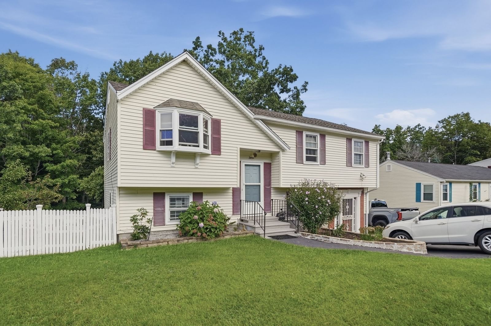 30 Parsons Hill Dr Worcester — Photo 2 of 34