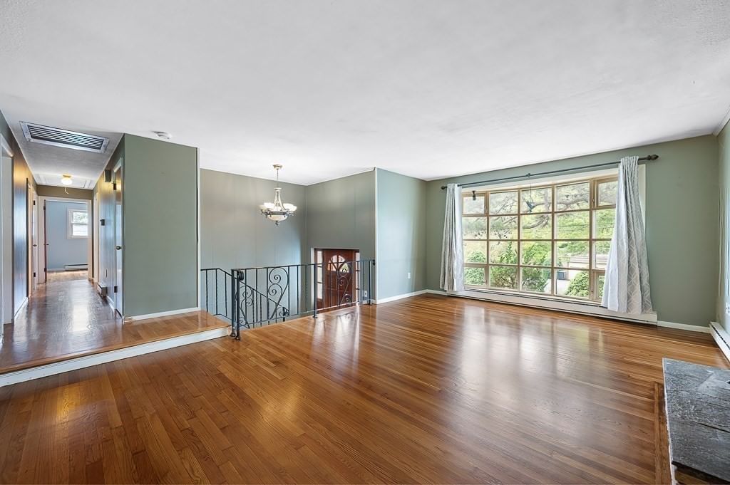36 Roman Dr Shrewsbury — Photo 2 of 31
