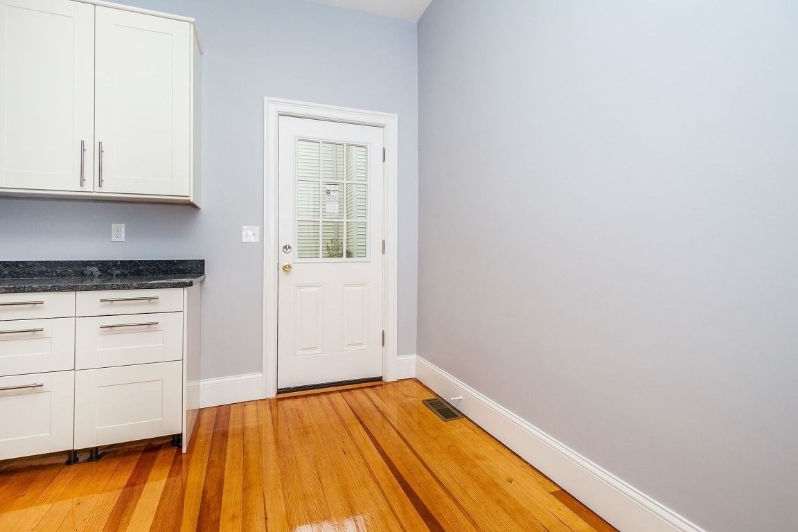 52 Hartford St Boston — Photo 4 of 38