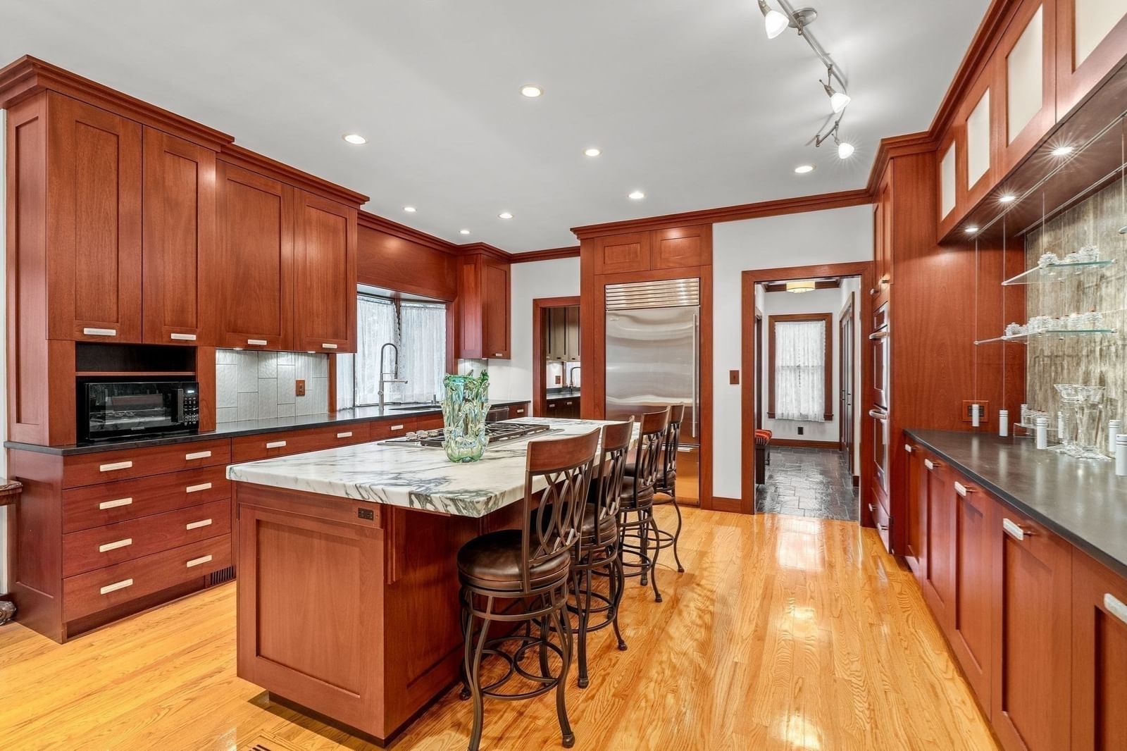 10 Holly Lane Beverly — Photo 10 of 40