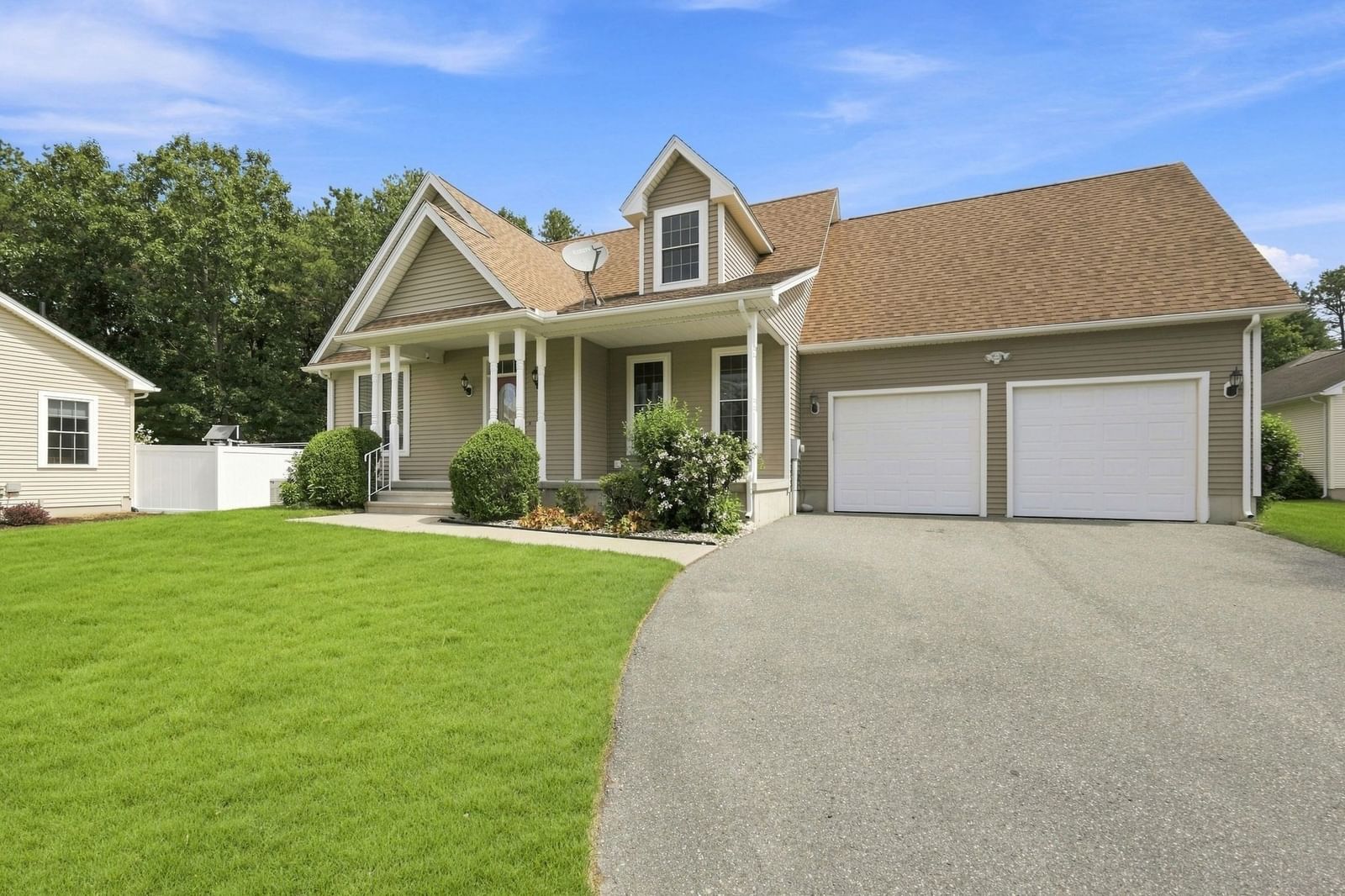 33 Caddyshack Dr Chicopee — Photo 2 of 42