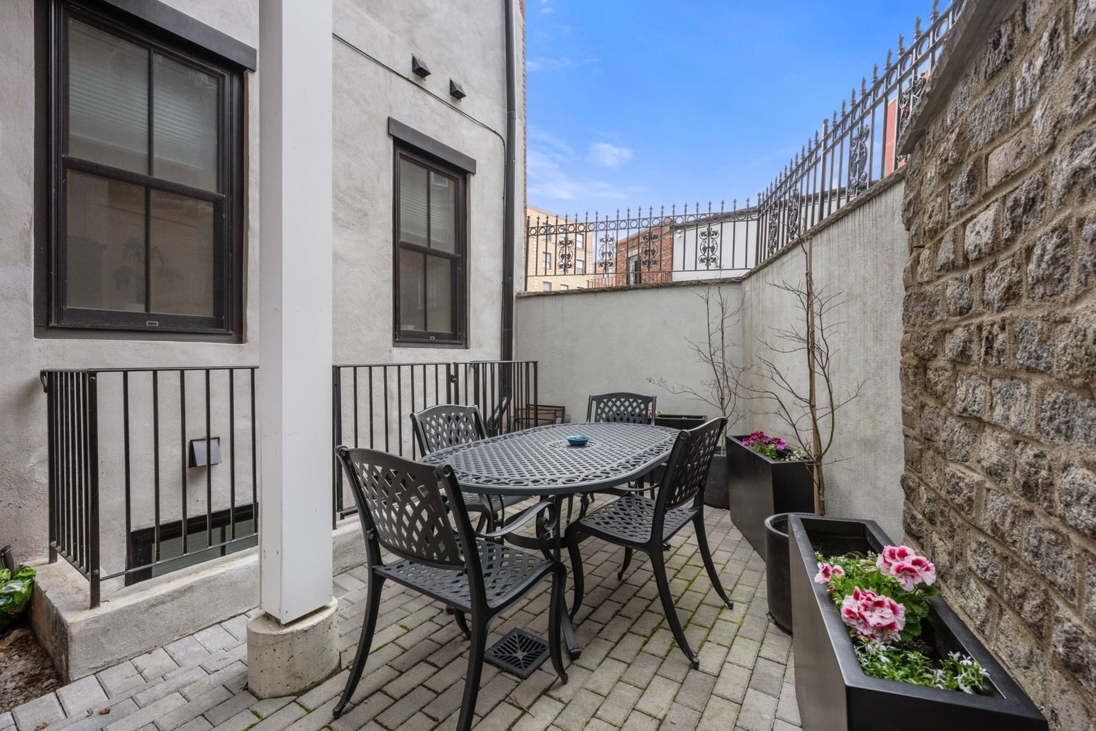 471 Hanover St #2 Boston — Photo 10 of 12