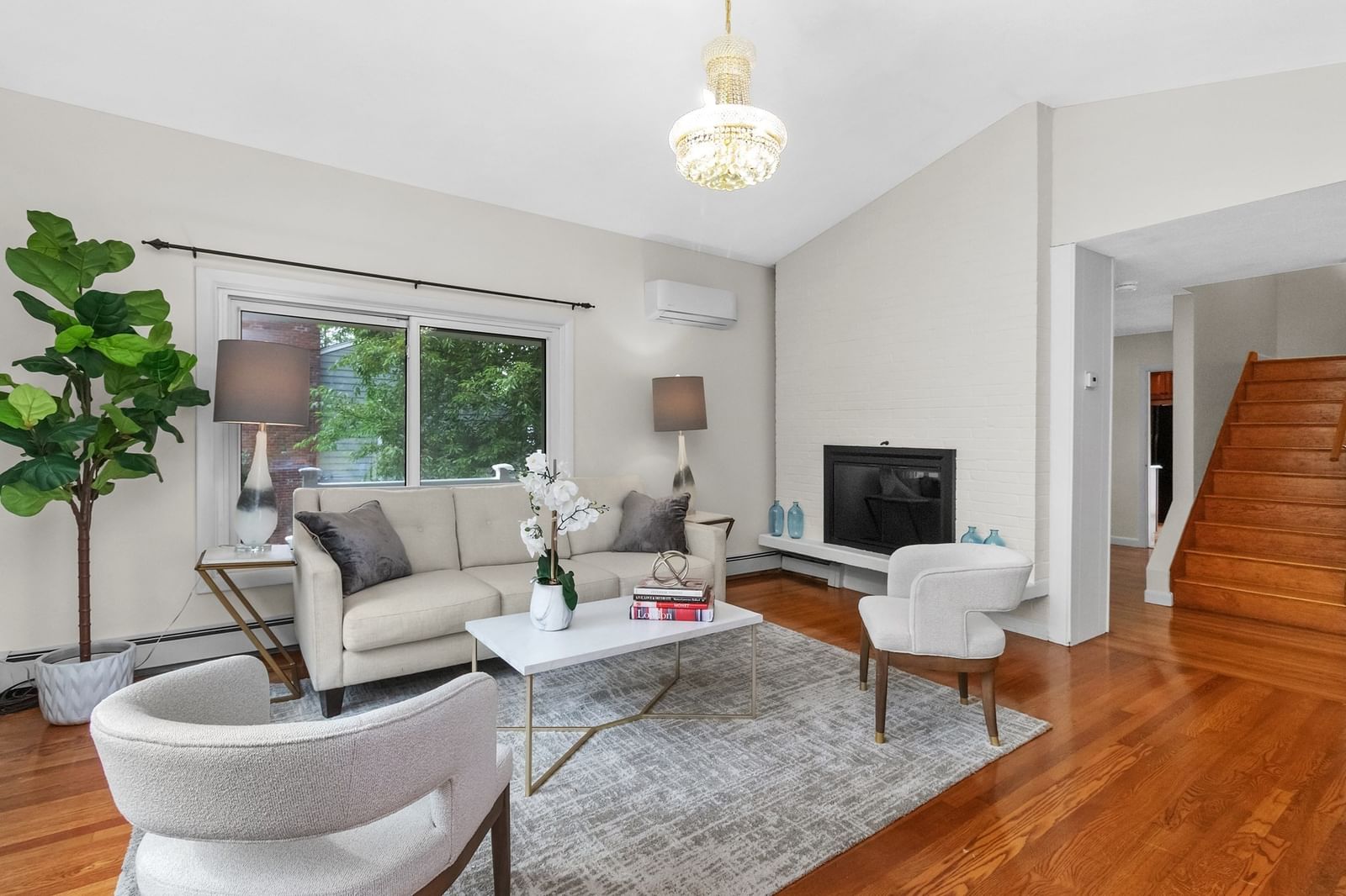 17 Churchill Rd Winchester — Photo 2 of 37