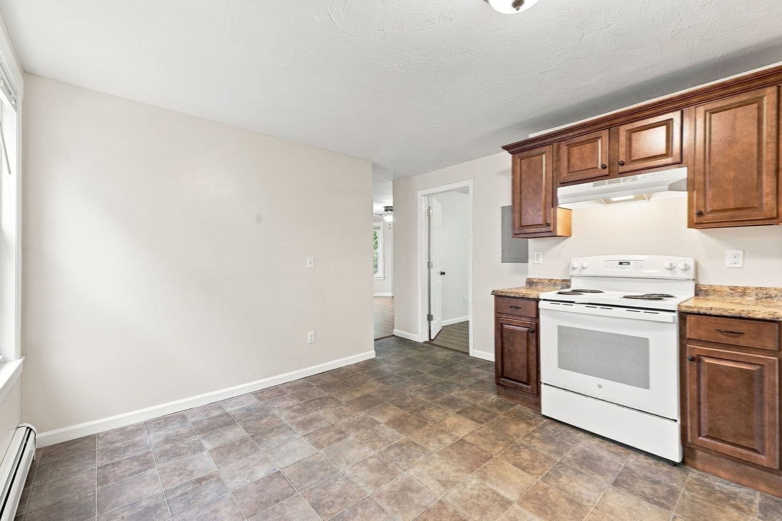 27 Regan St Gardner — Photo 9 of 41