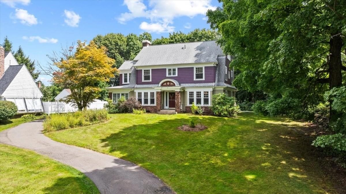 1140 Northampton St Holyoke — Photo 1 of 39