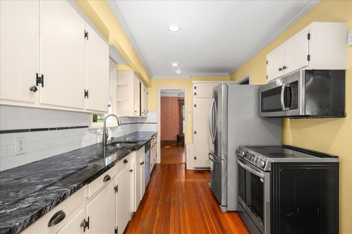 1140 Northampton St Holyoke — Photo 2 of 39