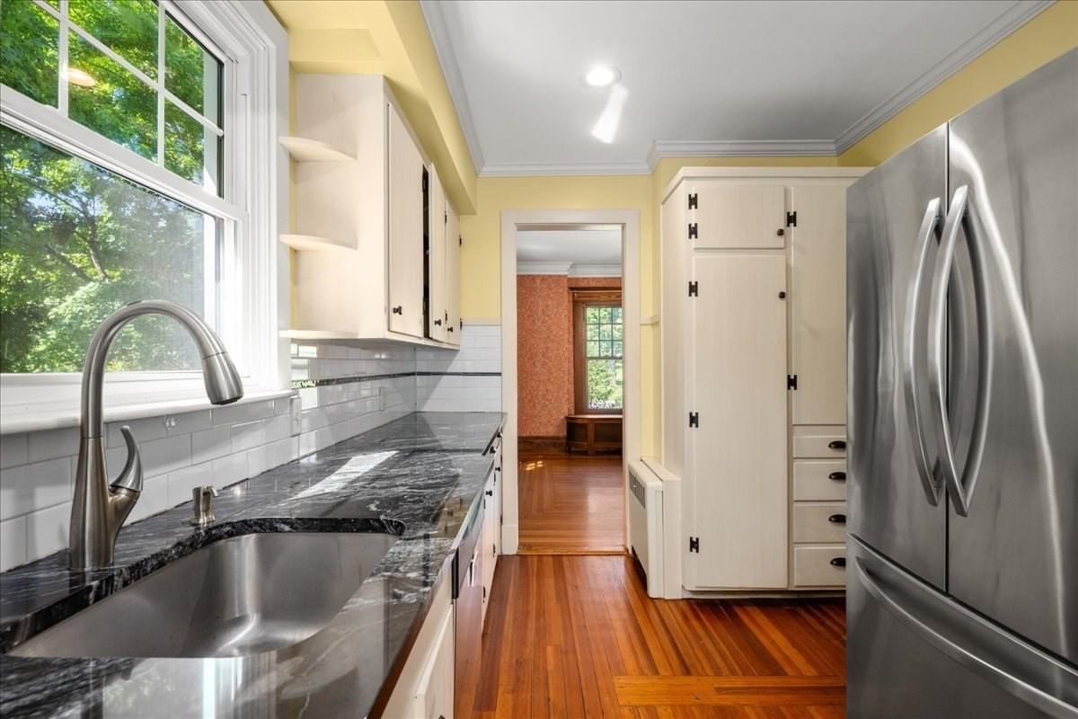 1140 Northampton St Holyoke — Photo 3 of 39