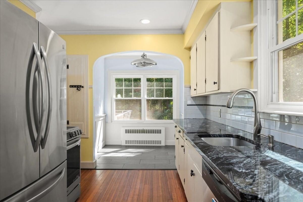 1140 Northampton St Holyoke — Photo 4 of 39