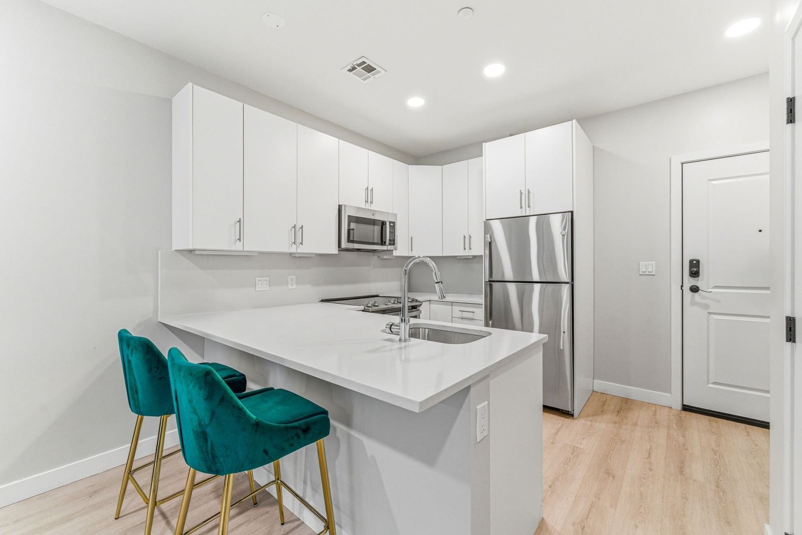 157 Chestnut #203 Chelsea — Photo 3 of 28