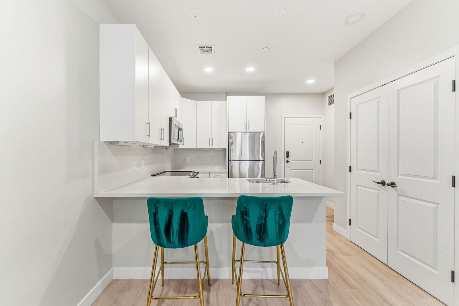 157 Chestnut #203 Chelsea — Photo 4 of 28