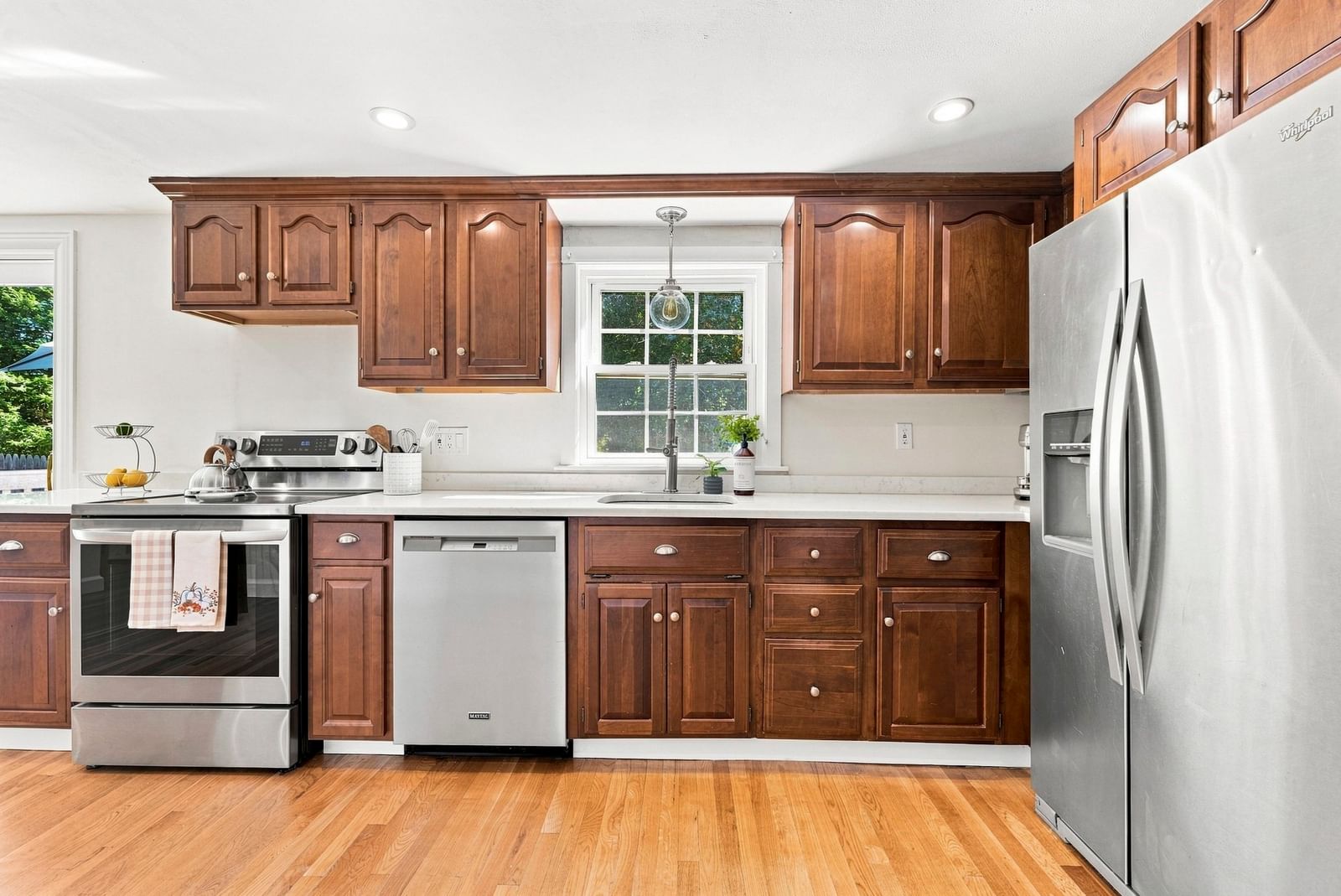 446 Pine St Weymouth — Photo 3 of 34