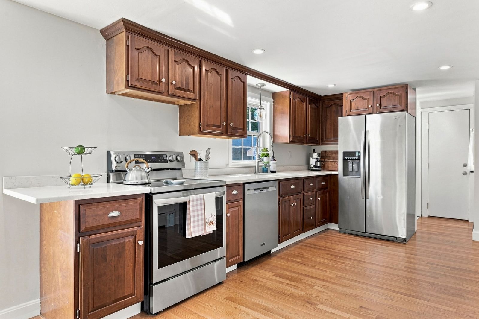 446 Pine St Weymouth — Photo 4 of 34